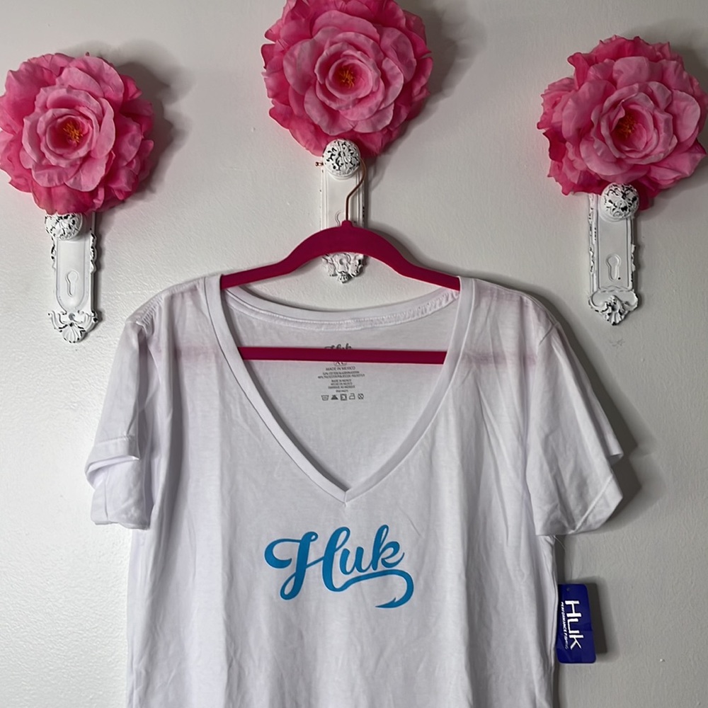 HUK Women’s Script V Neck Top in White, Size XL. - Picture 2 of 8